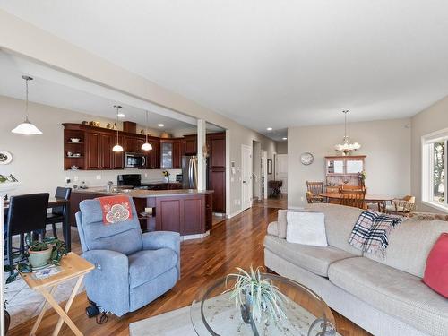 28-2365 Abbeyglen Way, Kamloops, BC - Indoor Photo Showing Living Room