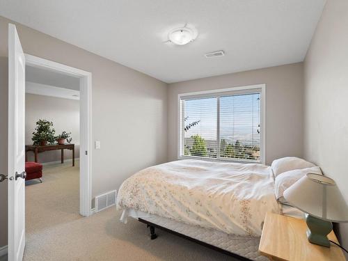 28-2365 Abbeyglen Way, Kamloops, BC - Indoor Photo Showing Bedroom