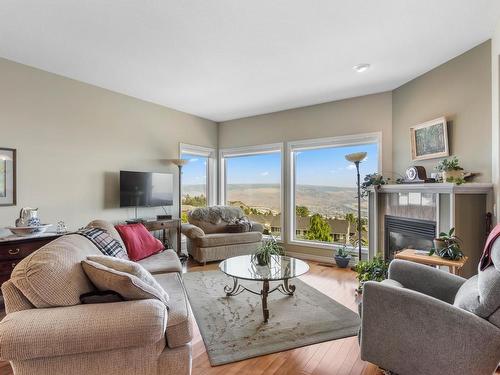 28-2365 Abbeyglen Way, Kamloops, BC - Indoor Photo Showing Living Room With Fireplace