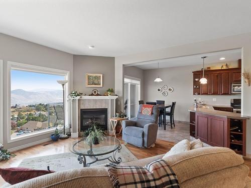 28-2365 Abbeyglen Way, Kamloops, BC - Indoor Photo Showing Living Room With Fireplace