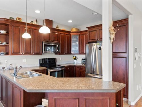 28-2365 Abbeyglen Way, Kamloops, BC - Indoor Photo Showing Kitchen With Double Sink