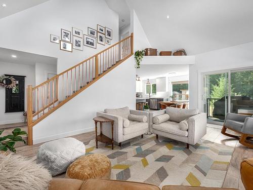 324 Orchard Lake Road, Kamloops, BC - Indoor Photo Showing Living Room