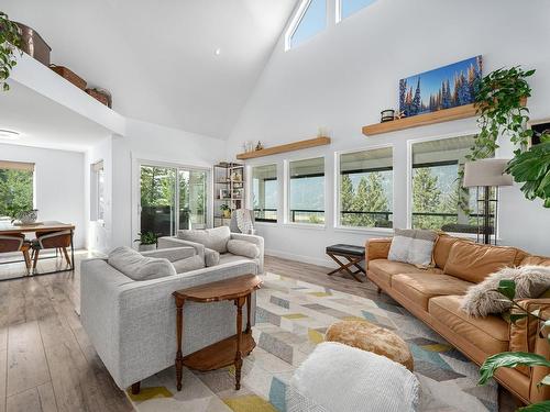 324 Orchard Lake Road, Kamloops, BC - Indoor Photo Showing Living Room