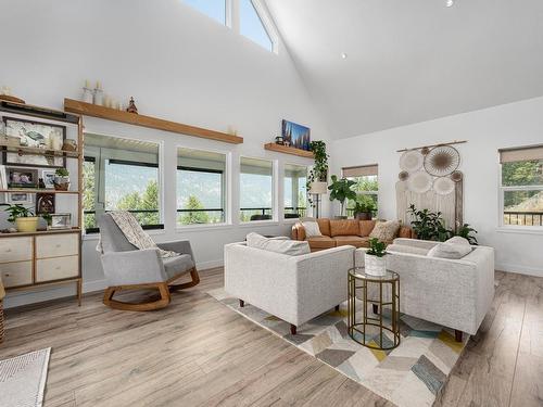 324 Orchard Lake Road, Kamloops, BC - Indoor Photo Showing Living Room