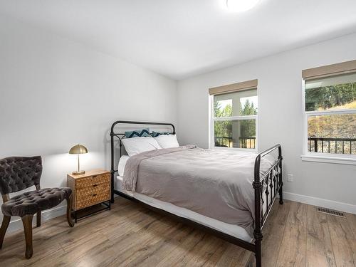 324 Orchard Lake Road, Kamloops, BC - Indoor Photo Showing Bedroom