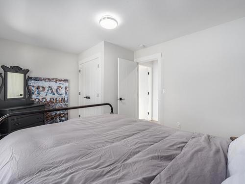 324 Orchard Lake Road, Kamloops, BC - Indoor Photo Showing Bedroom