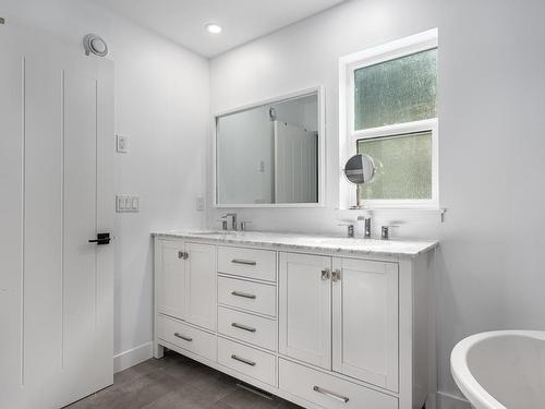 324 Orchard Lake Road, Kamloops, BC - Indoor Photo Showing Bathroom