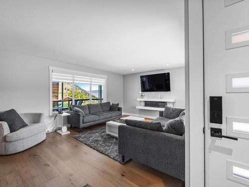 841 Gleneagles Drive, Kamloops, BC - Indoor Photo Showing Living Room