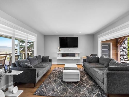 841 Gleneagles Drive, Kamloops, BC - Indoor Photo Showing Living Room With Fireplace