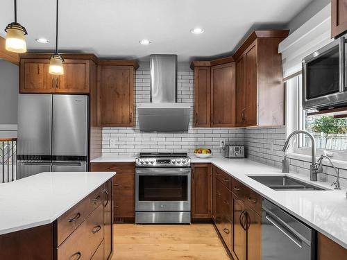 841 Gleneagles Drive, Kamloops, BC - Indoor Photo Showing Kitchen With Double Sink With Upgraded Kitchen