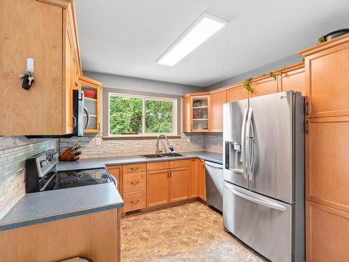 125 Highland Road, Kamloops, BC - Indoor Photo Showing Kitchen