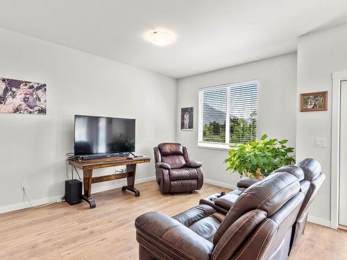 110-2925 Westsyde Rd, Kamloops, BC - Indoor Photo Showing Living Room