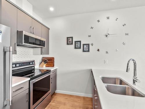 110-2925 Westsyde Rd, Kamloops, BC - Indoor Photo Showing Kitchen With Double Sink