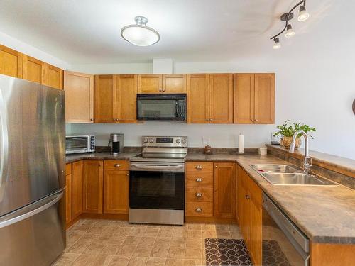 40-1760 Copperhead Drive, Kamloops, BC - Indoor Photo Showing Kitchen With Double Sink