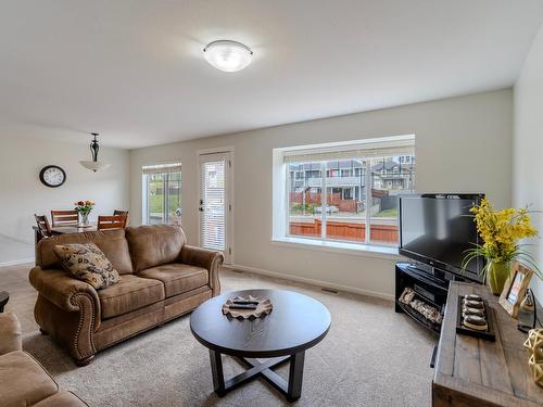 40-1760 Copperhead Drive, Kamloops, BC - Indoor Photo Showing Living Room