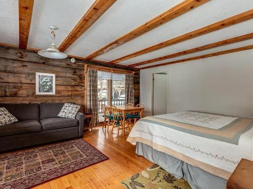 5944 Trout Creek Rd, Clearwater, BC - Indoor Photo Showing Living Room