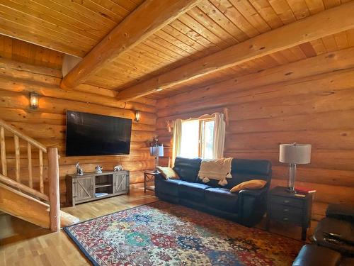 5944 Trout Creek Rd, Clearwater, BC - Indoor Photo Showing Living Room