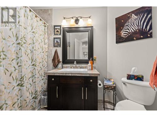 1035 Hume Avenue, Kelowna, BC - Indoor Photo Showing Bathroom