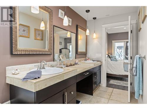 1035 Hume Avenue, Kelowna, BC - Indoor Photo Showing Bathroom