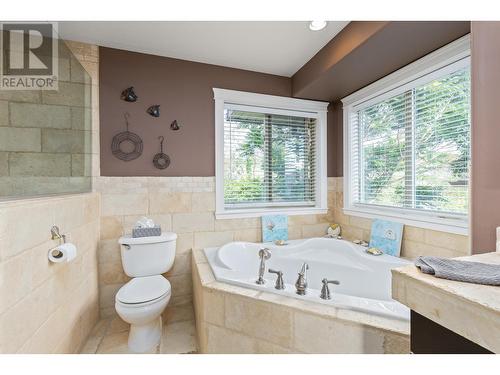 1035 Hume Avenue, Kelowna, BC - Indoor Photo Showing Bathroom