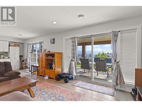 1035 Hume Avenue, Kelowna, BC - Indoor Photo Showing Living Room