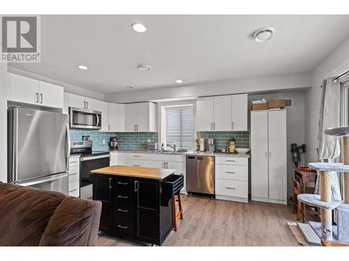 1035 Hume Avenue, Kelowna, BC - Indoor Photo Showing Kitchen