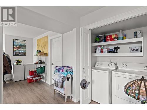 1035 Hume Avenue, Kelowna, BC - Indoor Photo Showing Laundry Room