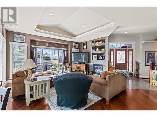 1035 Hume Avenue, Kelowna, BC - Indoor Photo Showing Living Room With Fireplace