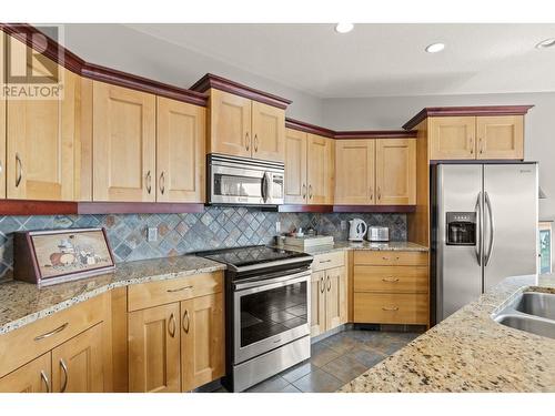 1035 Hume Avenue, Kelowna, BC - Indoor Photo Showing Kitchen