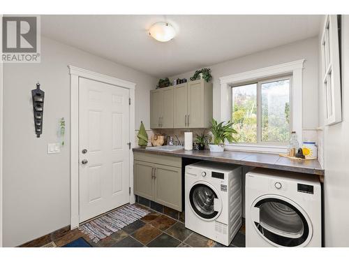 1035 Hume Avenue, Kelowna, BC - Indoor Photo Showing Laundry Room