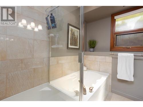 2053 Capistrano Drive, Kelowna, BC - Indoor Photo Showing Bathroom