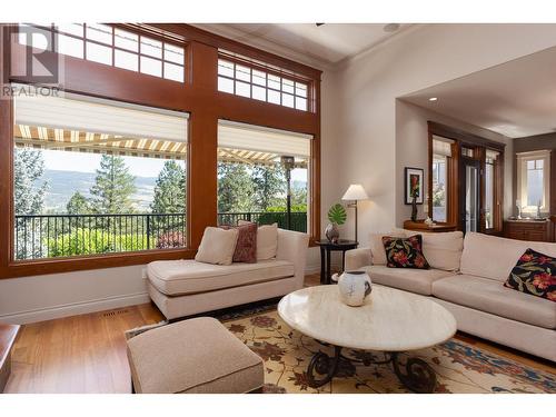 2053 Capistrano Drive, Kelowna, BC - Indoor Photo Showing Living Room