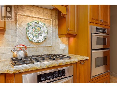 2053 Capistrano Drive, Kelowna, BC - Indoor Photo Showing Kitchen