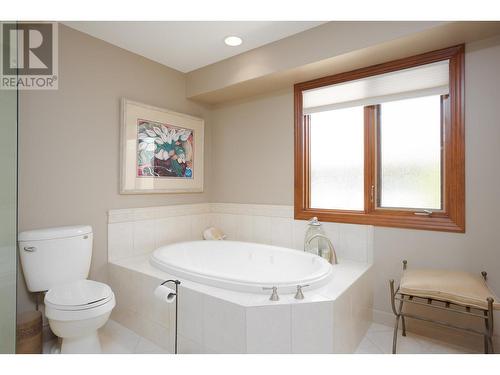 2053 Capistrano Drive, Kelowna, BC - Indoor Photo Showing Bathroom