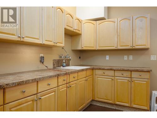 2053 Capistrano Drive, Kelowna, BC - Indoor Photo Showing Kitchen