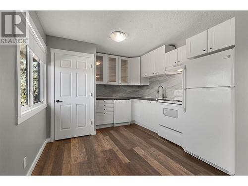 11287 Lodge Road, Lake Country, BC - Indoor Photo Showing Kitchen