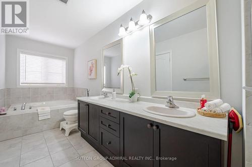 49 Walter Proctor Road, East Gwillimbury, ON - Indoor Photo Showing Bathroom