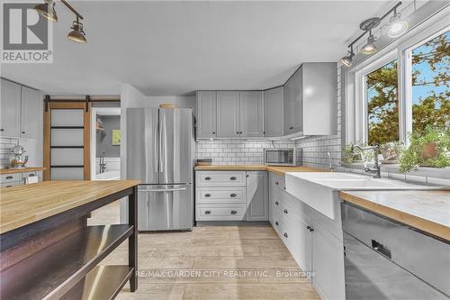 444 Webber Road, Pelham, ON - Indoor Photo Showing Kitchen