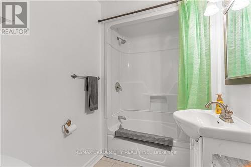 444 Webber Road, Pelham, ON - Indoor Photo Showing Bathroom