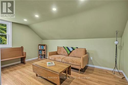 444 Webber Road, Pelham, ON - Indoor Photo Showing Living Room