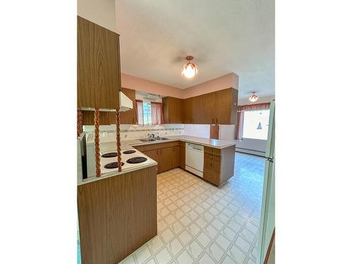 817 Fourth Street, Nelson, BC - Indoor Photo Showing Kitchen With Double Sink