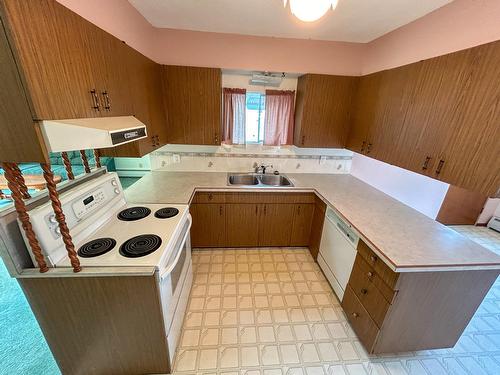 817 Fourth Street, Nelson, BC - Indoor Photo Showing Kitchen With Double Sink