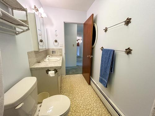 817 Fourth Street, Nelson, BC - Indoor Photo Showing Bathroom