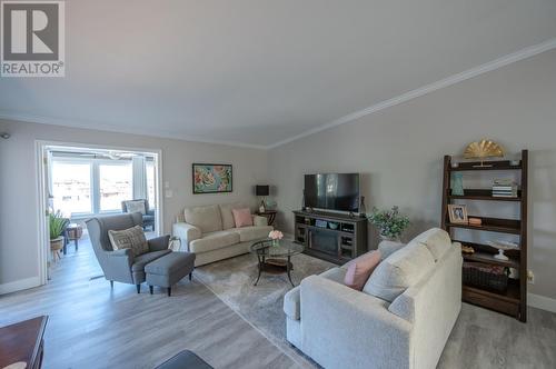 5207 Oleander Drive, Osoyoos, BC - Indoor Photo Showing Living Room