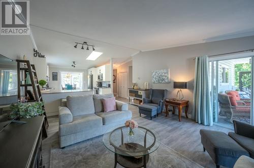 5207 Oleander Drive, Osoyoos, BC - Indoor Photo Showing Living Room