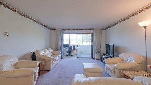 105-2110 Hoy Street, Kelowna, BC - Indoor Photo Showing Living Room