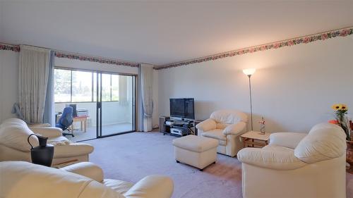 105-2110 Hoy Street, Kelowna, BC - Indoor Photo Showing Living Room