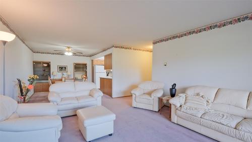 105-2110 Hoy Street, Kelowna, BC - Indoor Photo Showing Living Room