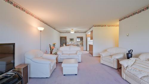 105-2110 Hoy Street, Kelowna, BC - Indoor Photo Showing Living Room