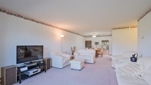 105-2110 Hoy Street, Kelowna, BC - Indoor Photo Showing Living Room